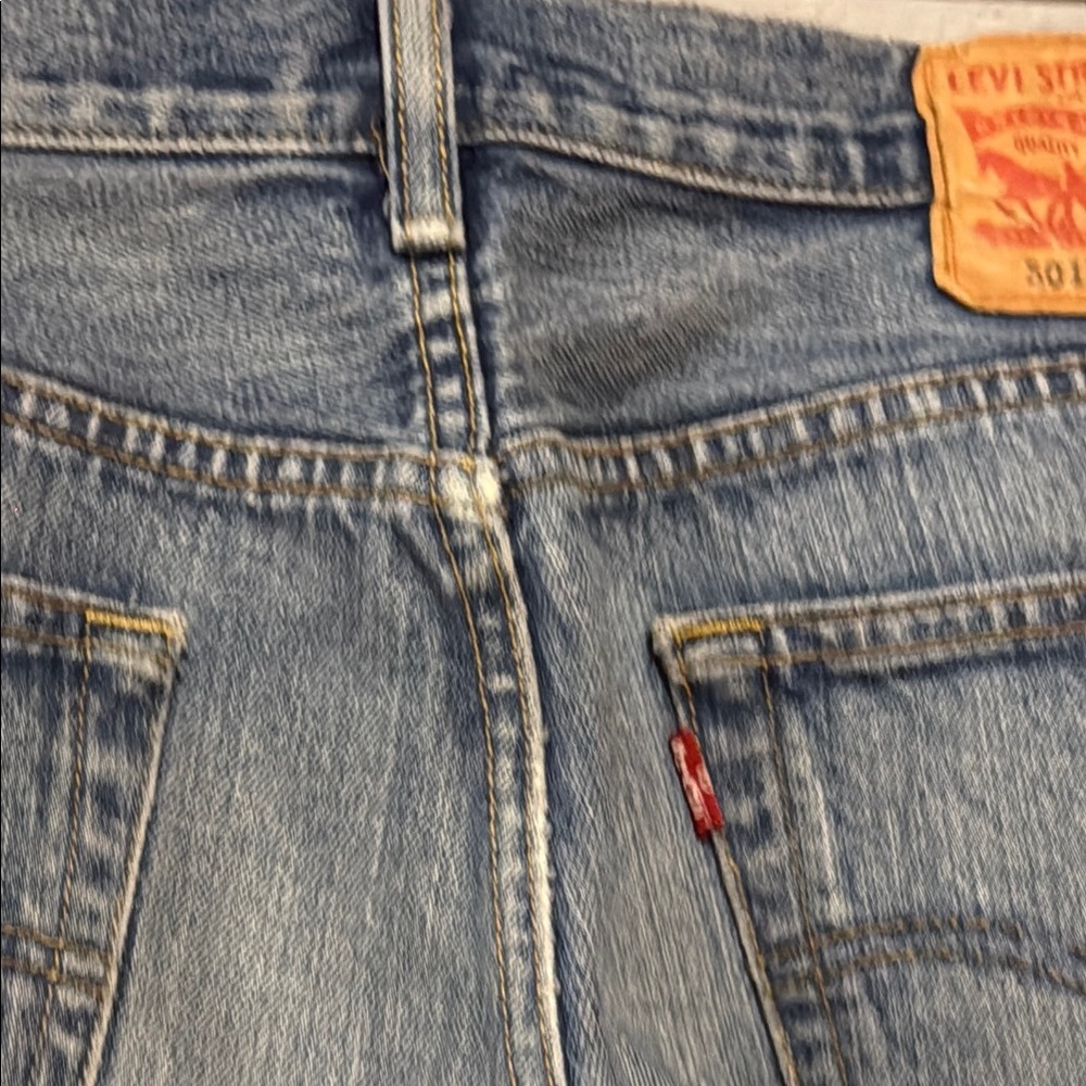 Levi’s 501 Button fly blue Straight-Leg Jeans with Medium Wash Sz 33 x32 - Picture 6 of 12